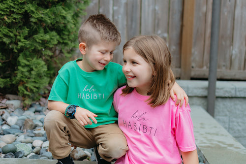 Hola Habibti Youth t-shirt (in Pink)